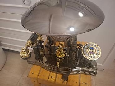 hamam dekoru: Retro üslubunda hazırlanmış bu masa lampası, saat və telefon — 7