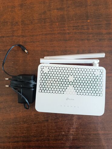 Modemlər və şəbəkə avadanlıqları: TP-Link brendinin simsiz marşrutlayıcısı. Cihaz ağ rəngdədir və iki