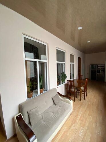 Uzunmüddətli kirayə mənzillər: Qız Qalasının yanında 3 mərtəbəli binanın 2-ci mərtəbəsində ümumi — 3