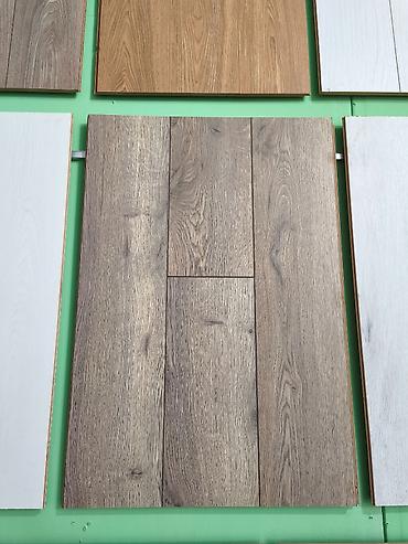 laminant: Ağac naxışlı laminat döşəmə panelləri - Rəng: boz-qəhvəyi tonlarda — 1