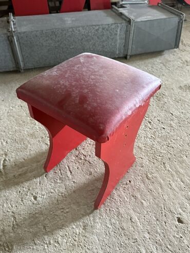 Taburetlər: Qırmızı taburet/oturacaq - Material: taxta gövdə, yumşaq süngərli və