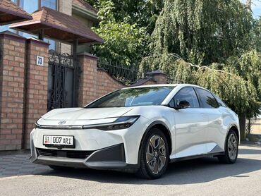 таета люсида: Toyota bZ3 2023 года, электро 184кВт 245 лс, Пробег 8500 км, запас