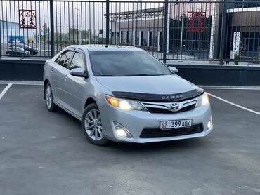 хоба машина: Toyota Camry седан, серебристый цвет кузова. Комплектация XLE, кузов