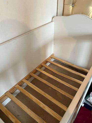 Детские односпальные кровати: Детская кроватка с рисунком Винни-Пуха - Материал: МДФ/дерево, каркас — 9