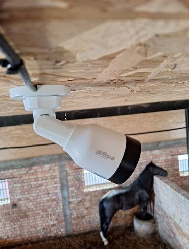 Видеонаблюдение: Белая цилиндрическая IP-камера Hikvision с кронштейном — 19