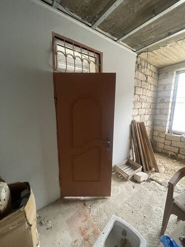 qapi taci: Dəmir giriş qapısı yaxşı vəziyyətdə
90*240