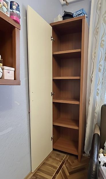 Yüksək, dar kitab/saxlama şkafı çox az istifadə olunub qırığı yoxdur