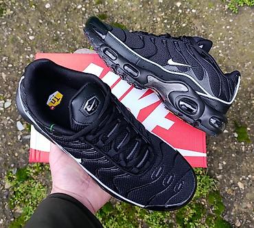 patike za more: Nike TN patike u crnoj boji sa sivim i belim detaljima. Model je — 3