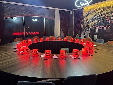 mafia stolu: Velvet Baku – MAFİA oyunu üçün peşəkar zal və avadanlıq - 24 nəfərlik — 2