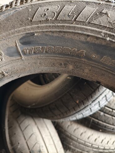 тракторные колеса: Зимние шины Bridgestone Blizzak, размер 175/65 R14. цена за 2 штуки