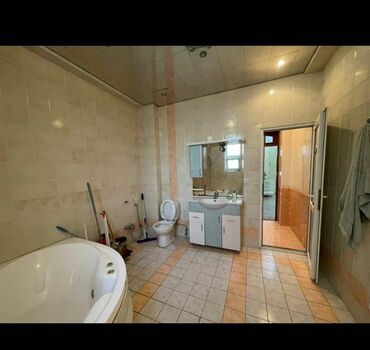 Ofislər: Nərimanov rayonu,Metroparkın arxası,5 mərtəbənin 4 cü mərtəbəsində,4 — 9