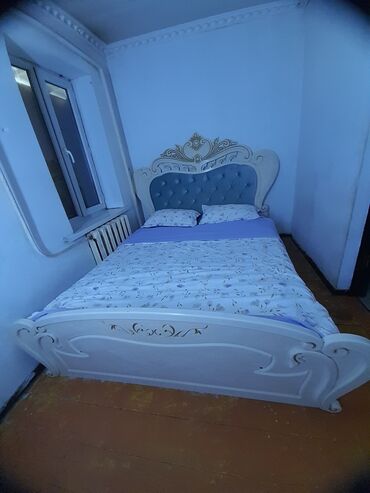 Двуспальные кровати: Кровать в классическом стиле с декоративным изголовьем и изножьем — 19