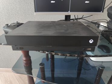 поко эф 4: Продаю настольную приставку xbox one x память 1tb состояние