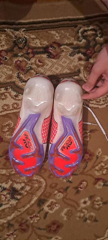 Kişi ayaqqabıları: Nike futbol ayaqqabıları, açıq rəngdə, qısa boğazlı dizaynı ilə — 2