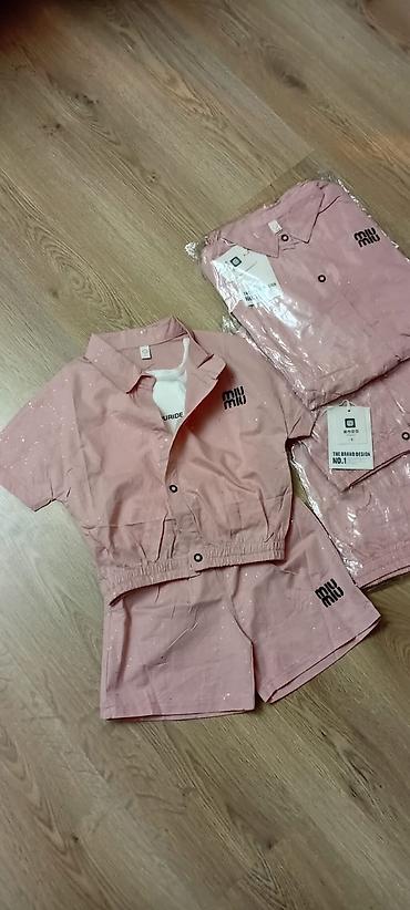 Dəstlər: Uşaq geyim dəstləri 1) Krem rəngli 2 hissəli dəst: - Qolsuz jilet — 10