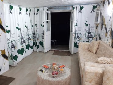 Otaqlar: Bu kirayə mənzil, minimal stilə malikdir. Mənzil həm yaşayış, həm də