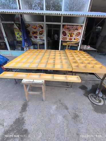 Полочные витрины: Məzmunlu taxta vitrin/raf masaları - Məhsul: Mağaza üçün bölməli — 8
