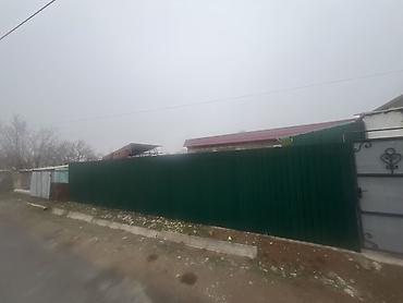 Продажа коттеджей и домов: Дом с участком, огороженный новым высоким забором из профнастила — 3