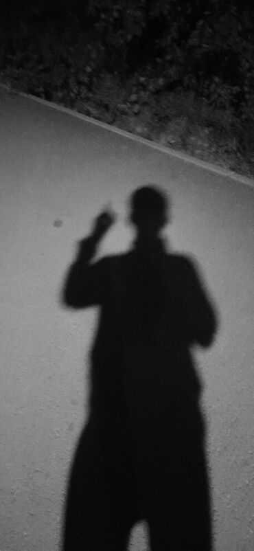 напольная вешелка: Настенная фотография “Тень на дороге” — черно-бй арт-принт. - Сюжет