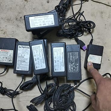 (Hamisini biryerde verem )Müxtəlif növ elektrik adapterləri və qida — 1