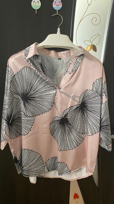 Kardiqanlar, jaketlər: Çəhrayi ve mavi don 5azn Bənövşəyi don 15azn Mavi sviter və bənövşəyi — 8