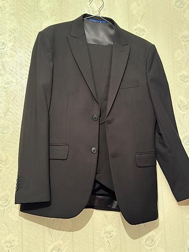 Костюмы: VIZA kişi dəsti – klassik qara rəng. Xüsusiyyətlər: - Komplekt — 1