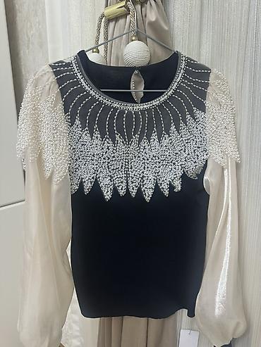 Ziyafət və xüsusi günlər üçün zərif qadın koftası. Model qara əsas