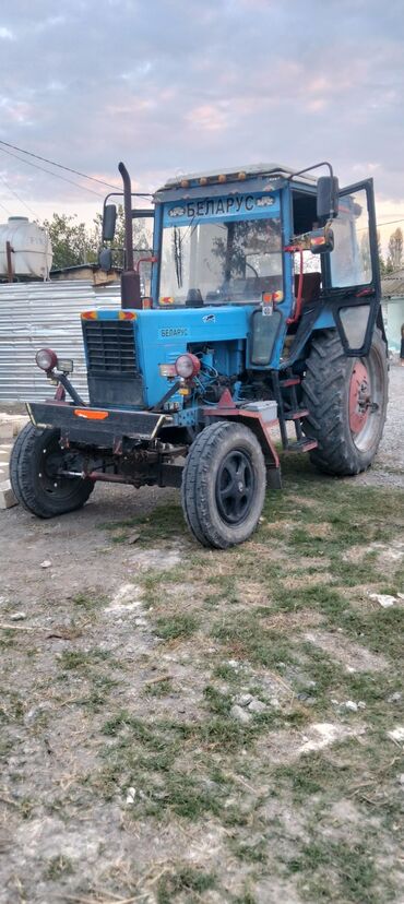 disk təkər type 0: Belarus MTZ traktoru - Rəng: mavi, kabinalı - Ön təkərlər yüngül