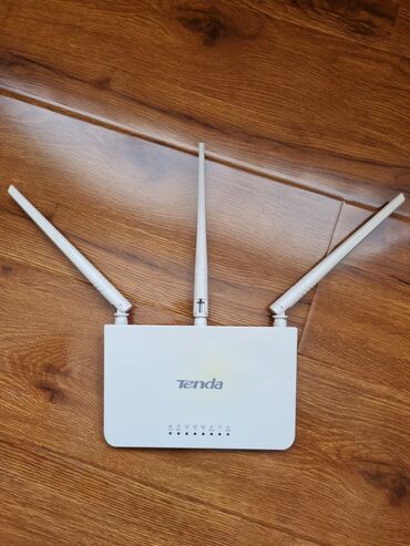 роутер tenda: Роутер Tenda F3. Полностью рабочий. В комплекте Ethernet провод и блок