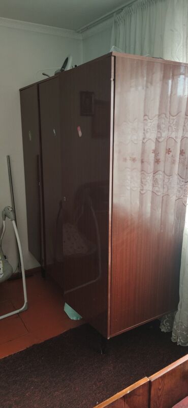 шкаф 3 дверный с зеркалом: Спальный гарнитур, цвет - Красный, Б/у