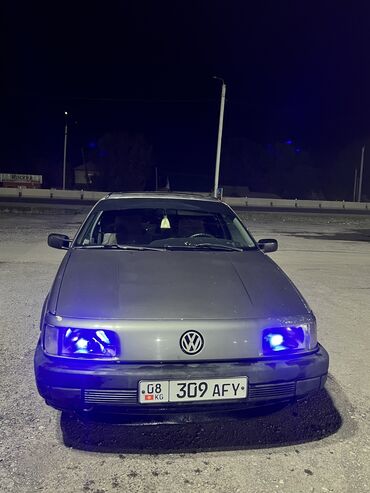 без первоначального взноса машина: Volkswagen Passat: 1989 г., 1.8 л, Механика, Бензин, Седан