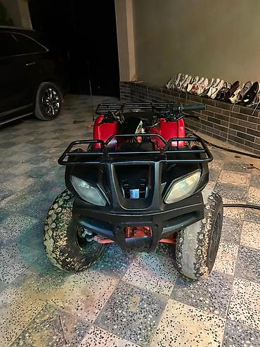 atv moped: ATV kros qvadrasi – qırmızı/qara rəngdə, ön və arxa baqaj çərçivələri — 1