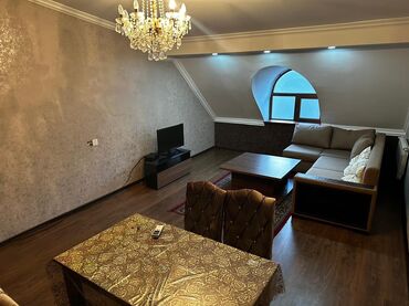 Uzunmüddətli kirayə mənzillər: Kirayə üçün tam mebellı 2 otaqlı mansard tipli mənzil. - Geniş qonaq — 15