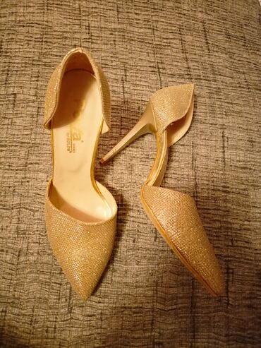 zlatna haljina koje cipele: Salonke, 39