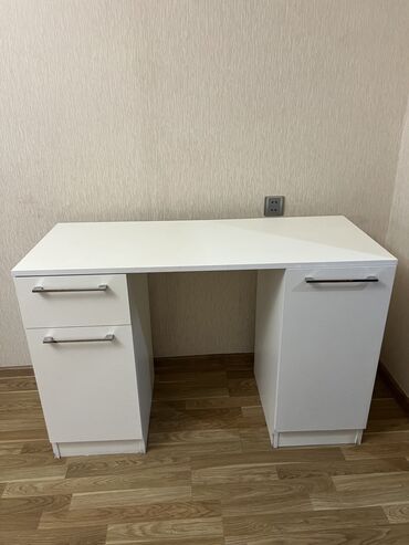 İşlənmiş, Manikür üçün masa, Güzgüsüz
