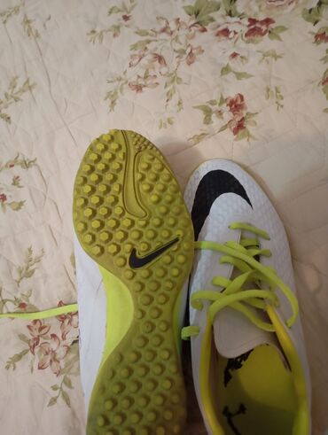 ağ krasofkalar oglan ucun: Orjinal Nike təzə kimidir