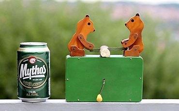 Figure: Medvedi seku drvo stara mehanička drvena igračka. Stara drvena igračka — 4