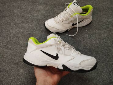 Ботинки: Orginal nike yaxsi veziyyetdedir.hec bir defekti sokuyu yoxdu olcu:43