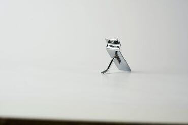 Комплектующие для торгового оборудования: Крючки, кронштейны и полкадержатели для Эконом — 25