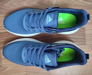 adidas: Продаю абсолютно новые кроссовки "Adidas", размер 42. Коробка в
