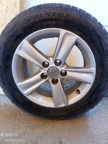 Колесо в сборе: литой диск Toyota + зимняя шина Dunlop. - Диск