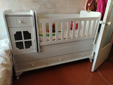 meqa mebel: Oğlan və qız üçün, İşlənmiş, Dördbucaq, Beşik, Matras ilə, Yellənmə mexanizm ilə