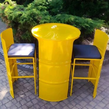 Restoran mebeli: Parlayan sarı rəngdə, neft çəlləklərindən hazırlanmış bar masası və