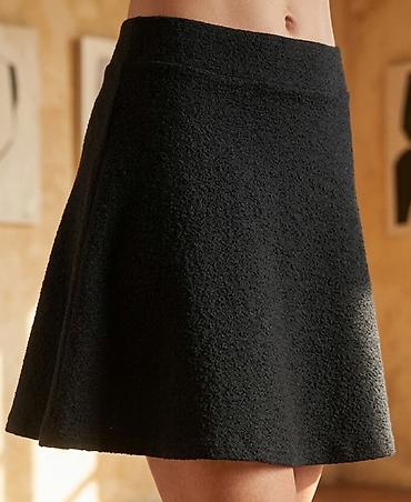 kozna mini suknja: Crna ženska suknja A-kroja - Materijal: mekana, teksturisana tkanina — 1