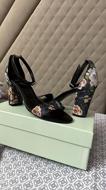 yay krasovkalari: Qadın ayaqqabısı – açıq burunlu, qalın kvadrat dabanlı sandal - Rəng — 1