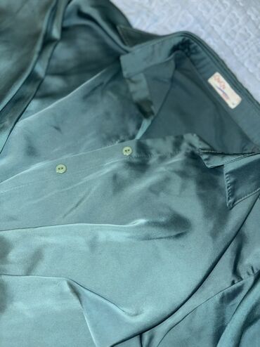 Zeytun-yaşıl rəngdə, atlas parıltılı qadın köynəyi. “QinQin” etiketli