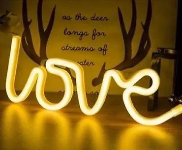 svetleci logo za zid: LED neonska dekorativna lampa “love” – toplo žuta - Slobodno stojeći — 1