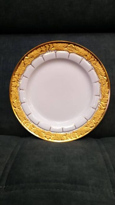 Наборы посуды: Продаются сервисы, первый комплект на 12 персон, производство фирмы — 9