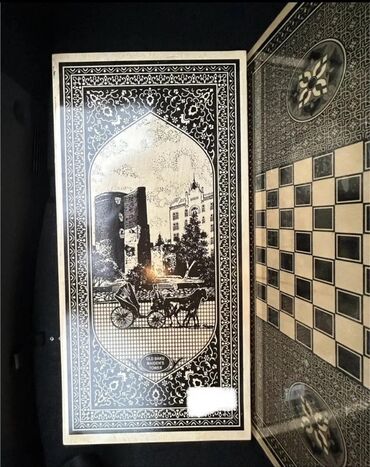 İdman çantaları: Bu nard dəsti taxtadan hazırlanmışdır və qədim Bakının mənzərəsini əks