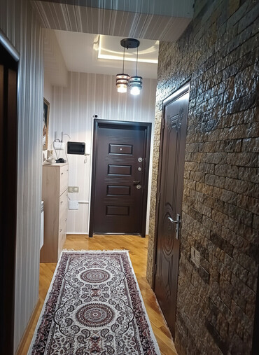 Uzunmüddətli kirayə mənzillər: Tam mebellı və təchizatlı mənzil interyeri - Giriş: dekorativ daş — 1